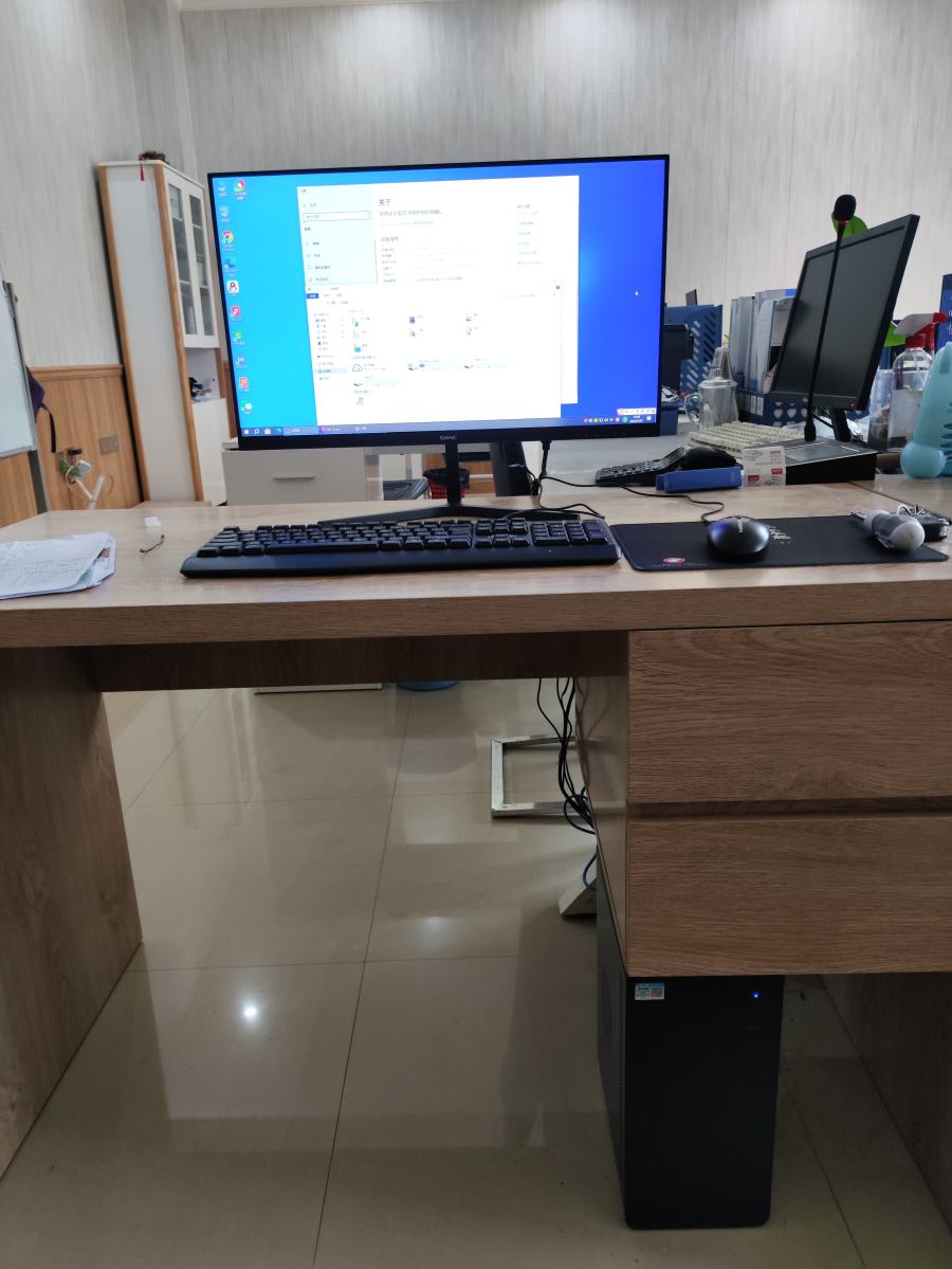 东荣生产指挥部的显示器