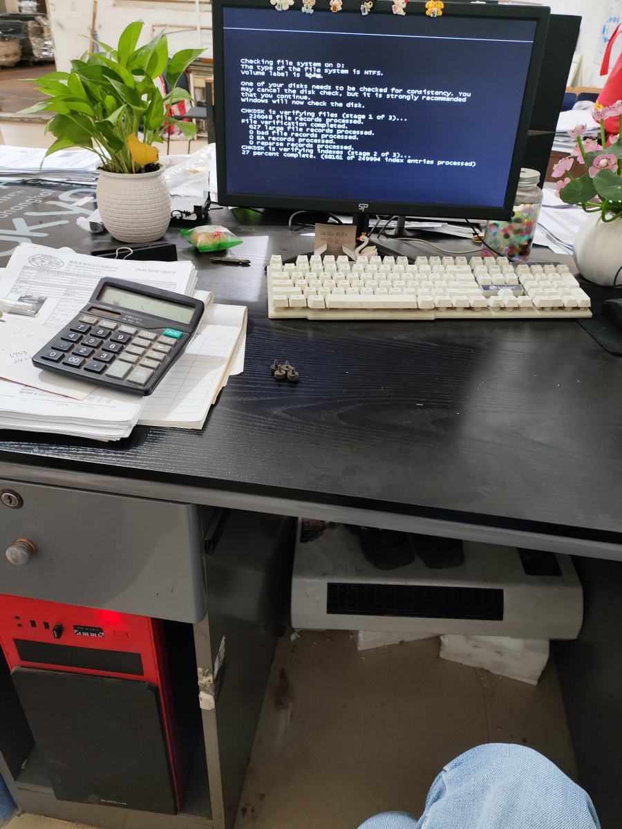 东荣包装车间的电脑
